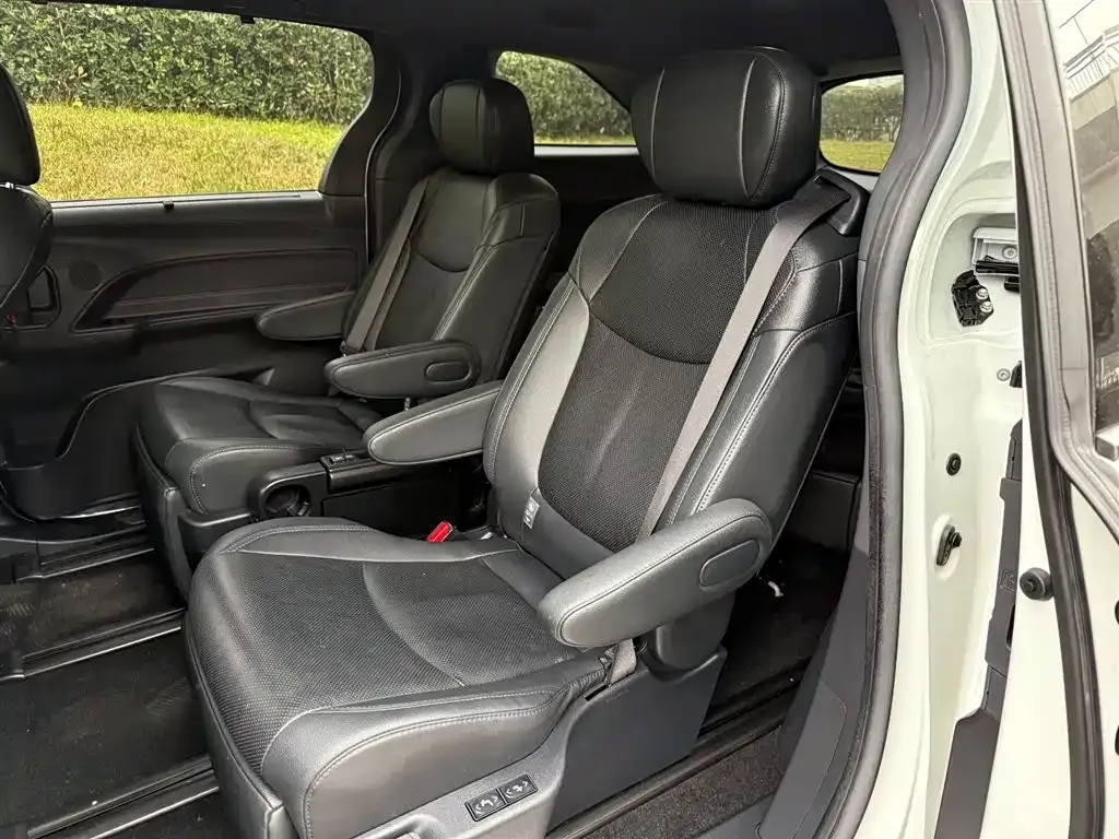 Toyota Sienna — фото 4