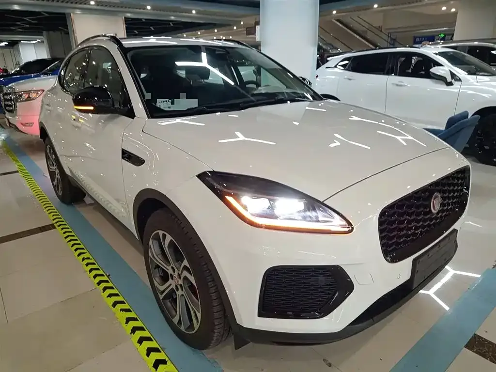 Jaguar E-PACE — фото 10