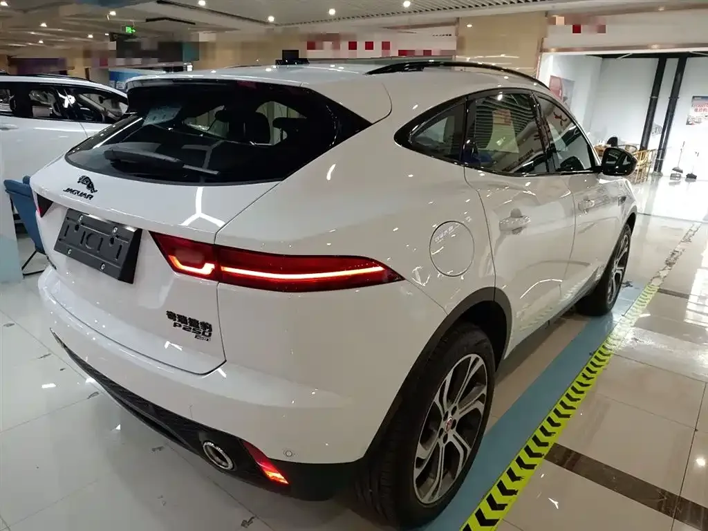 Jaguar E-PACE — фото 9
