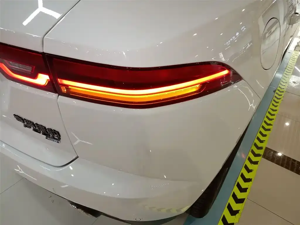 Jaguar E-PACE — фото 2