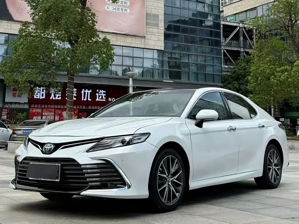 Toyota Camry — фото 1