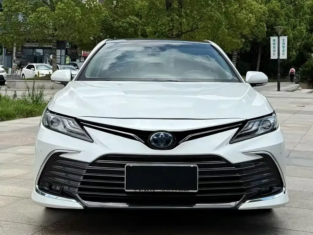 Toyota Camry — фото 2