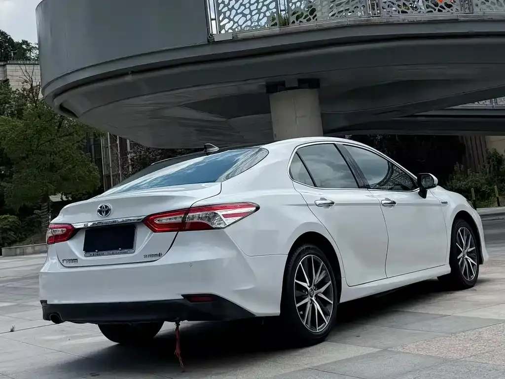 Toyota Camry — фото 3