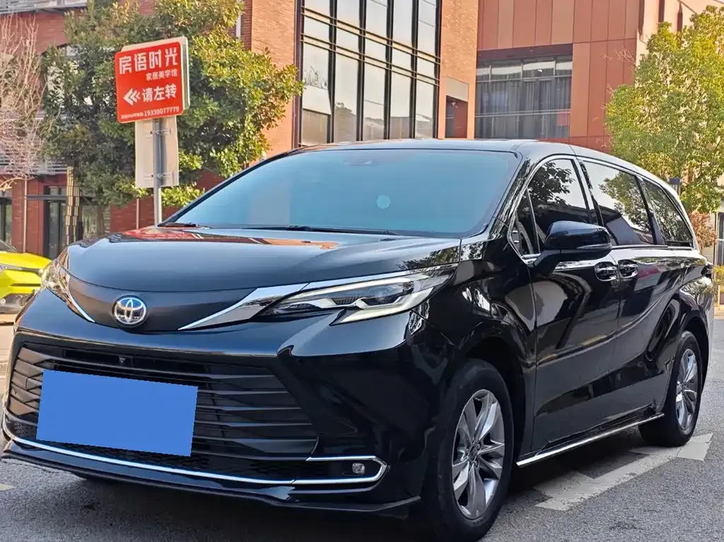 Toyota Sienna 2023 из CN, фото 1