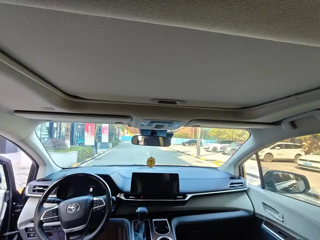 Toyota Sienna 2023 из CN, фото 2