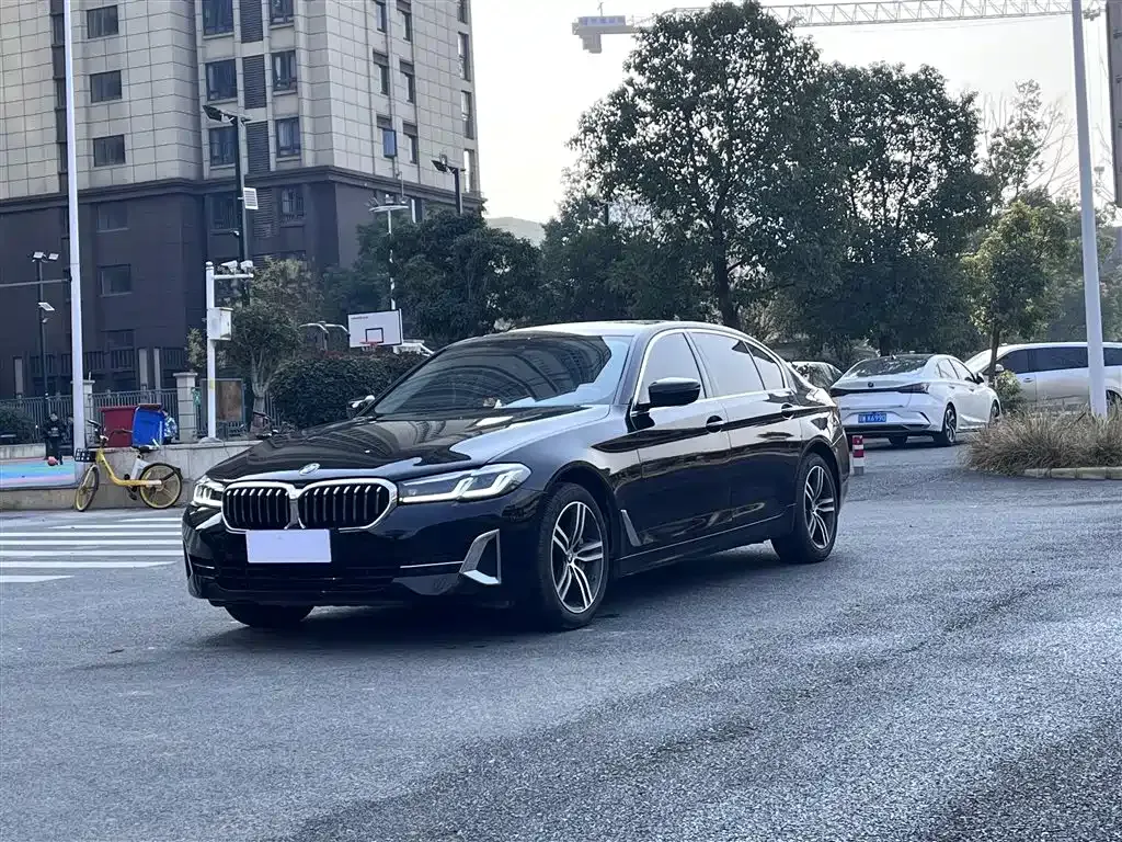 BMW 5 Series — фото 1