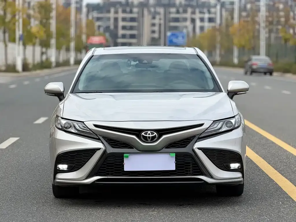 Toyota Camry 2023 из CN, фото 2