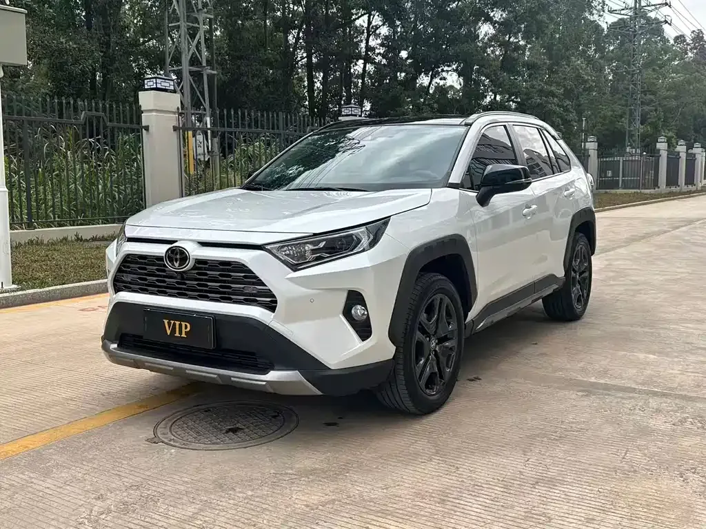 Toyota RAV4 — фото 1