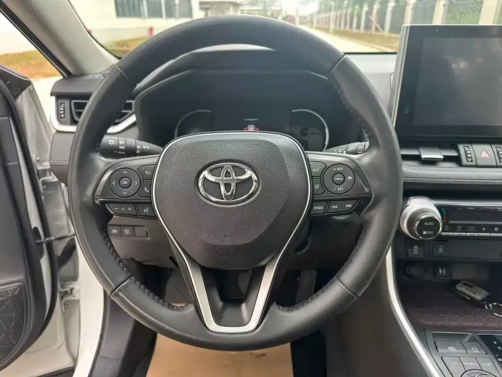 Toyota RAV4 — фото 8