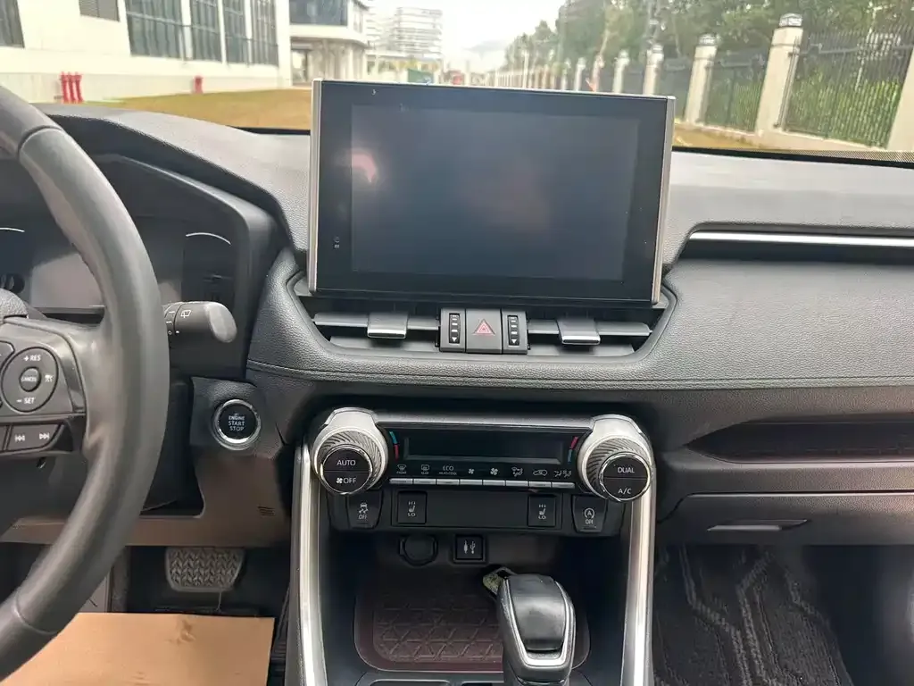 Toyota RAV4 — фото 9