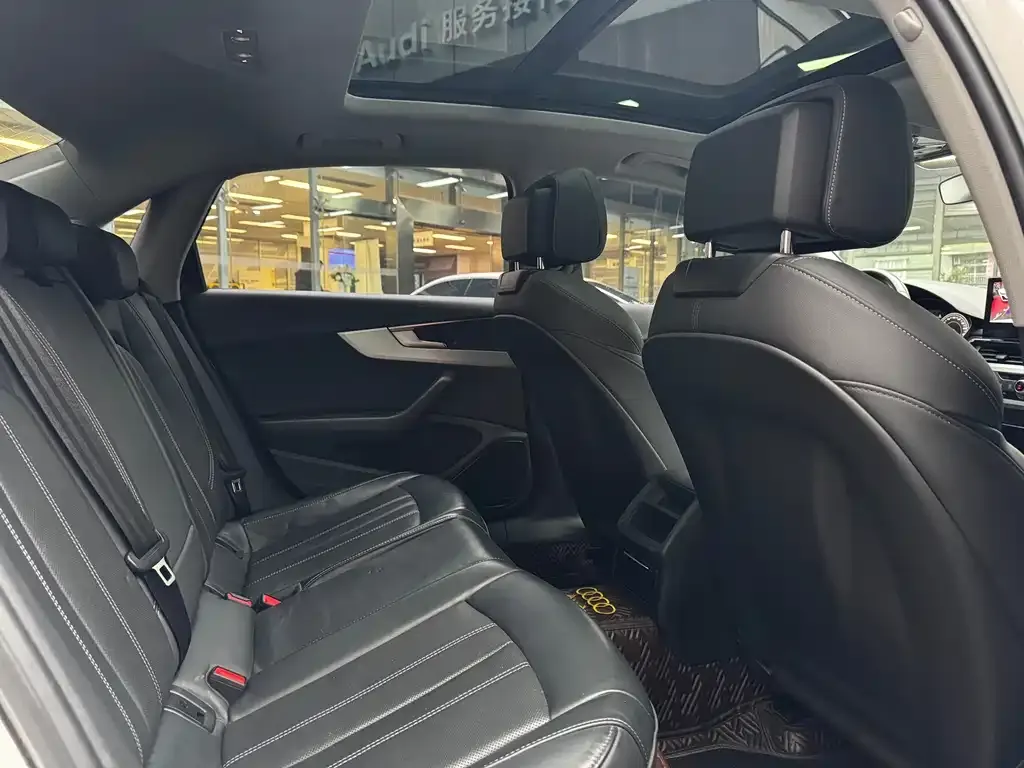 Audi A4L 2023 из CN, фото 3