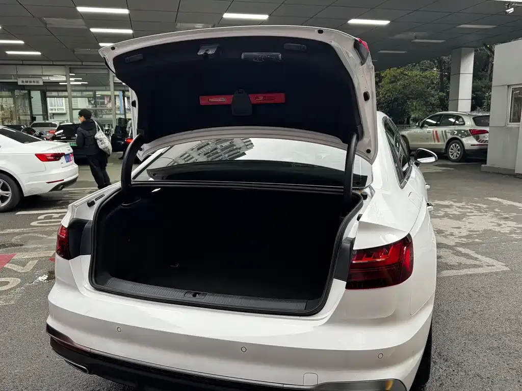 Audi A4L 2023 из CN, фото 9