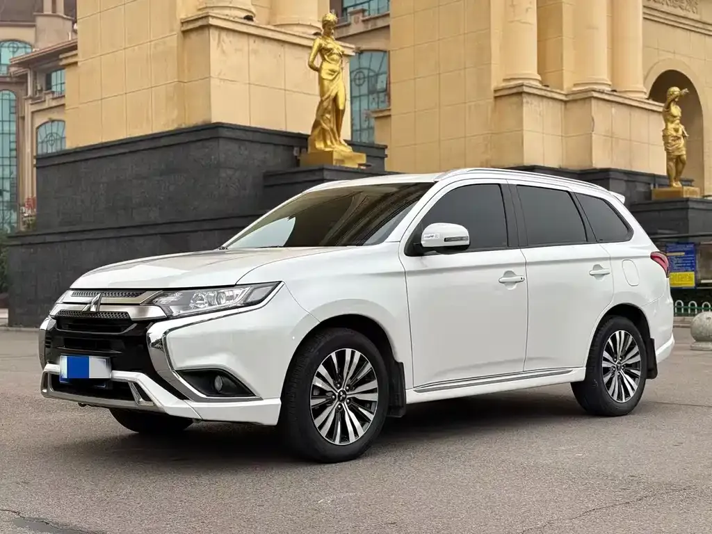 Mitsubishi Outlander — фото 1