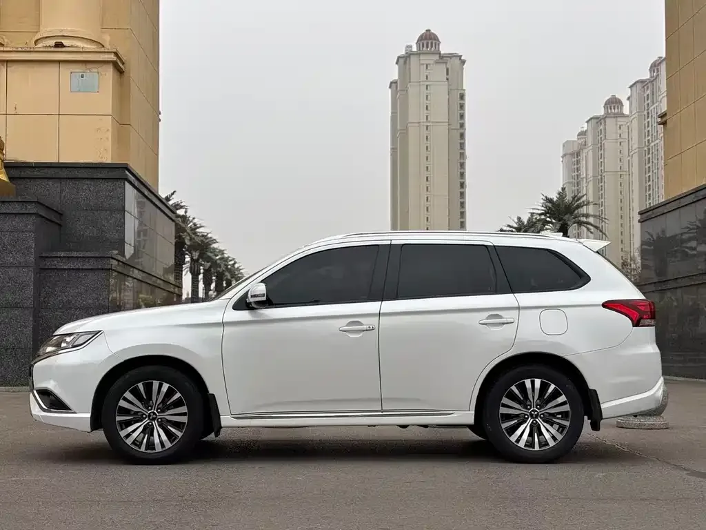 Mitsubishi Outlander — фото 8