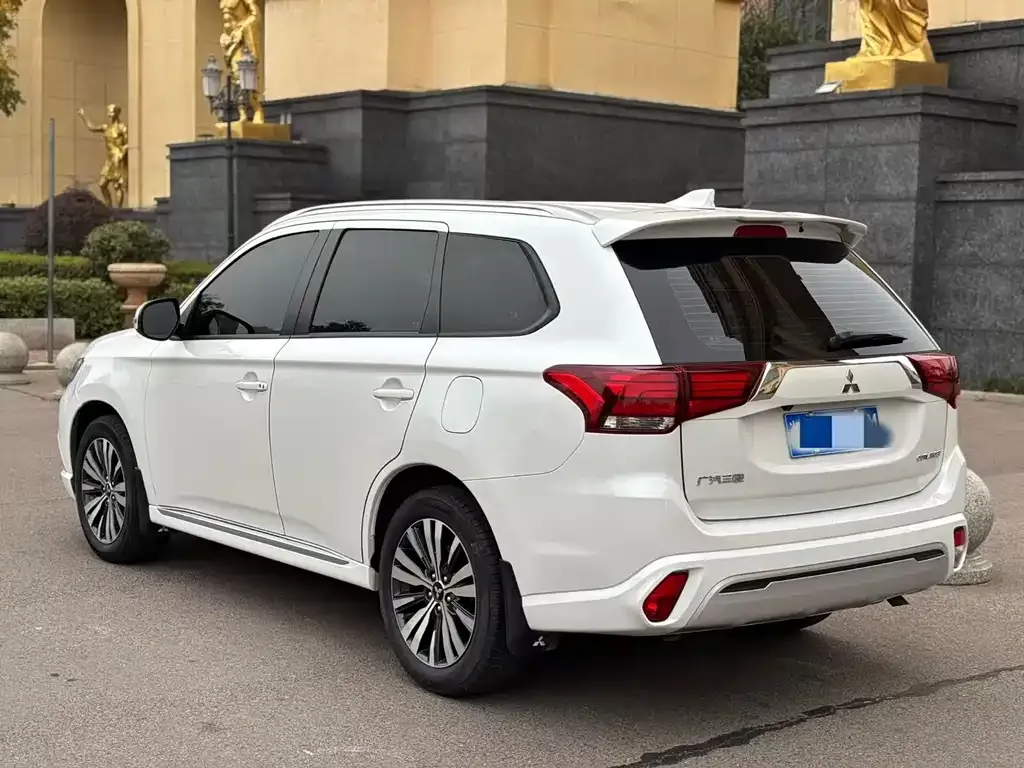 Mitsubishi Outlander — фото 9