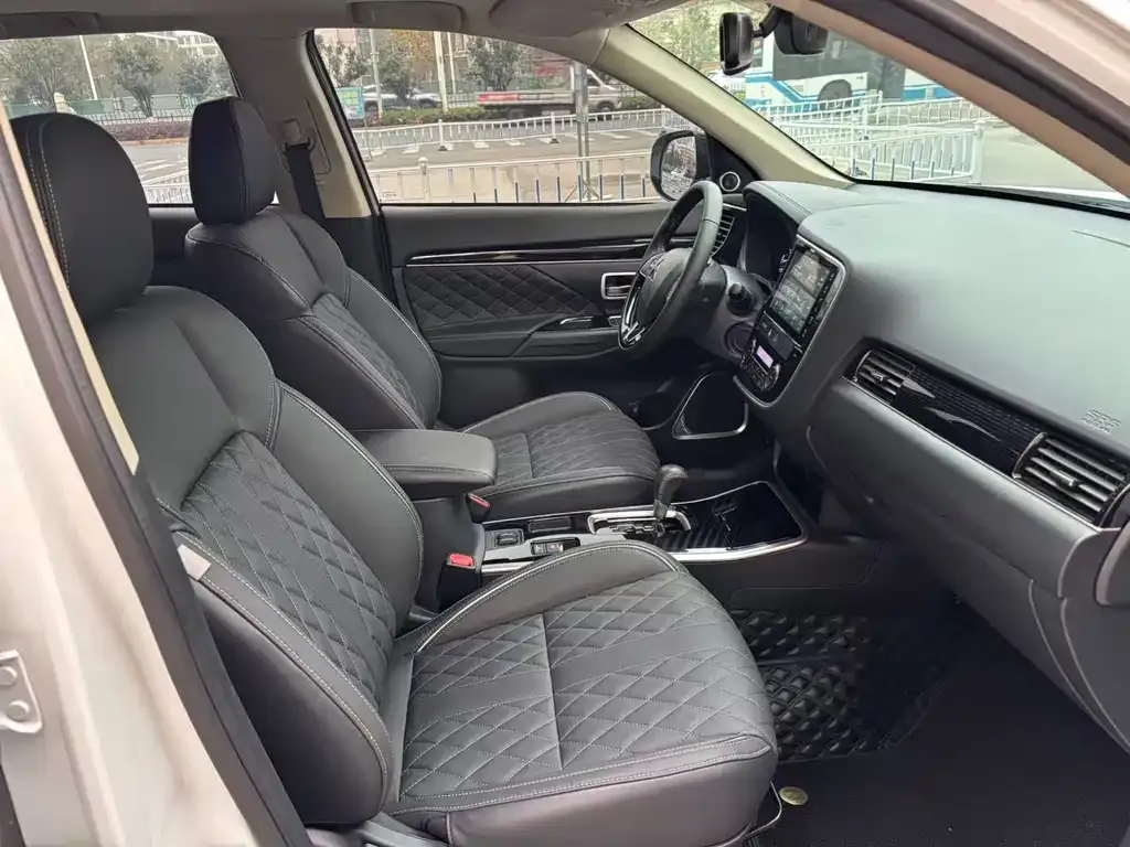 Mitsubishi Outlander — фото 10