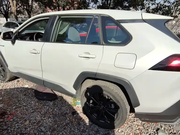 Toyota RAV4 — фото 2