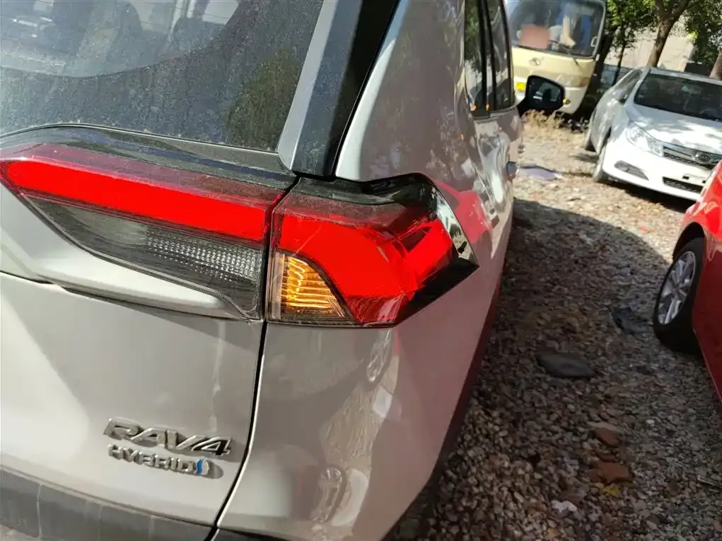 Toyota RAV4 — фото 4