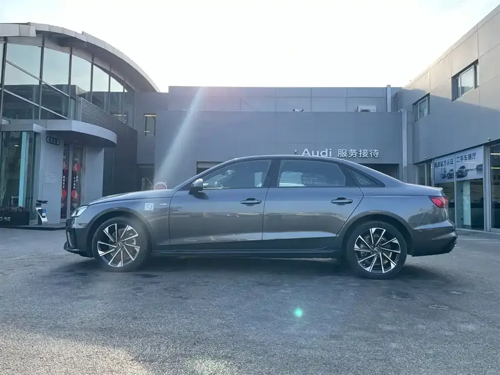 Audi A4L 2023 из CN, фото 4
