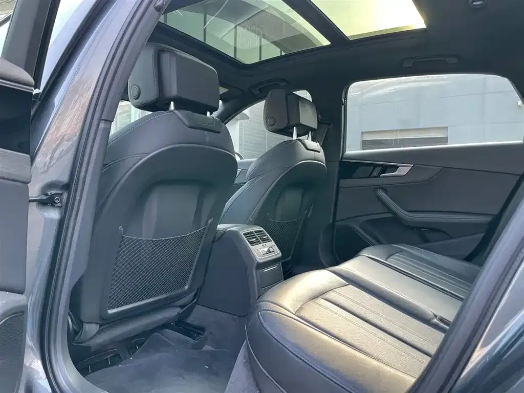 Audi A4L 2023 из CN, фото 3