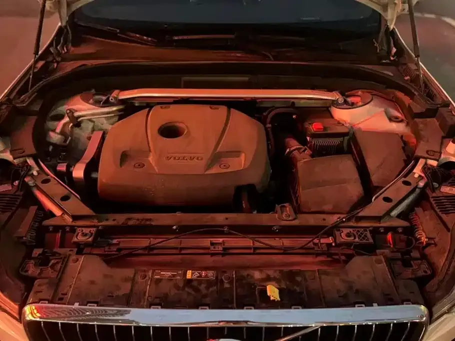 Volvo XC60 — фото 10