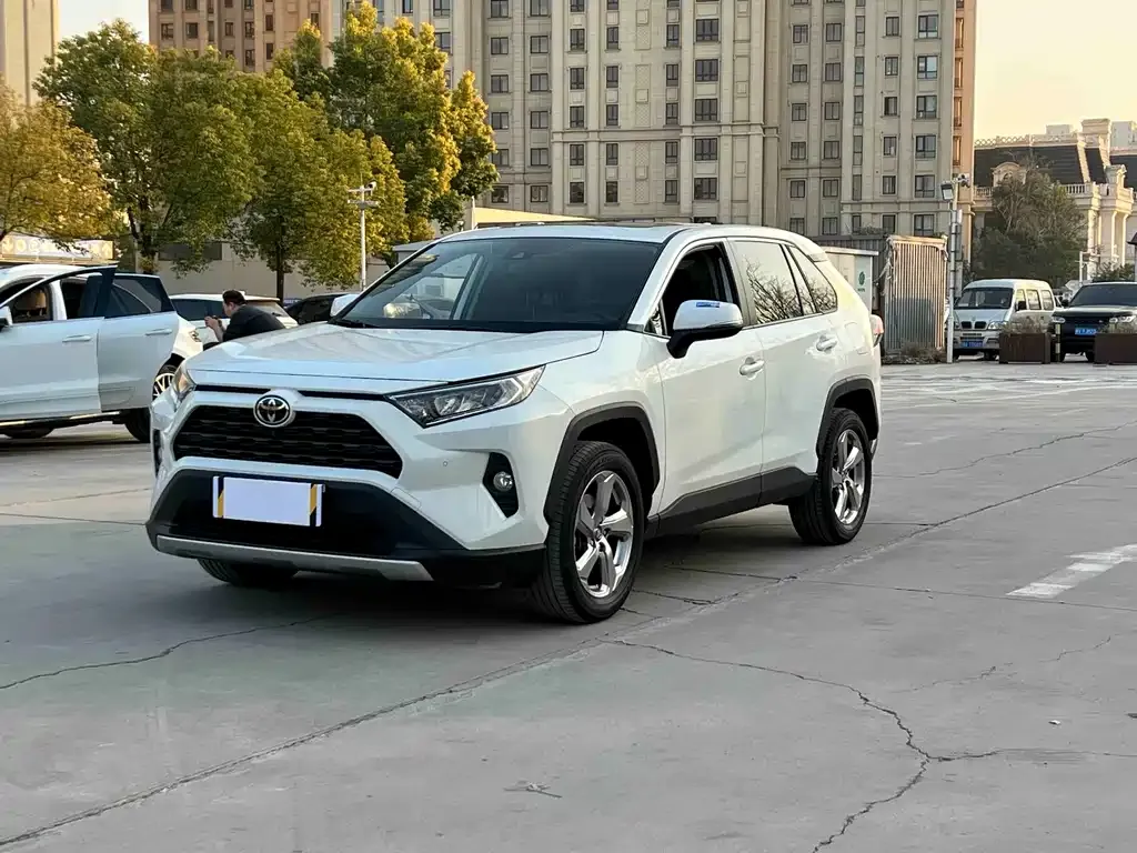 Toyota RAV4 — фото 1