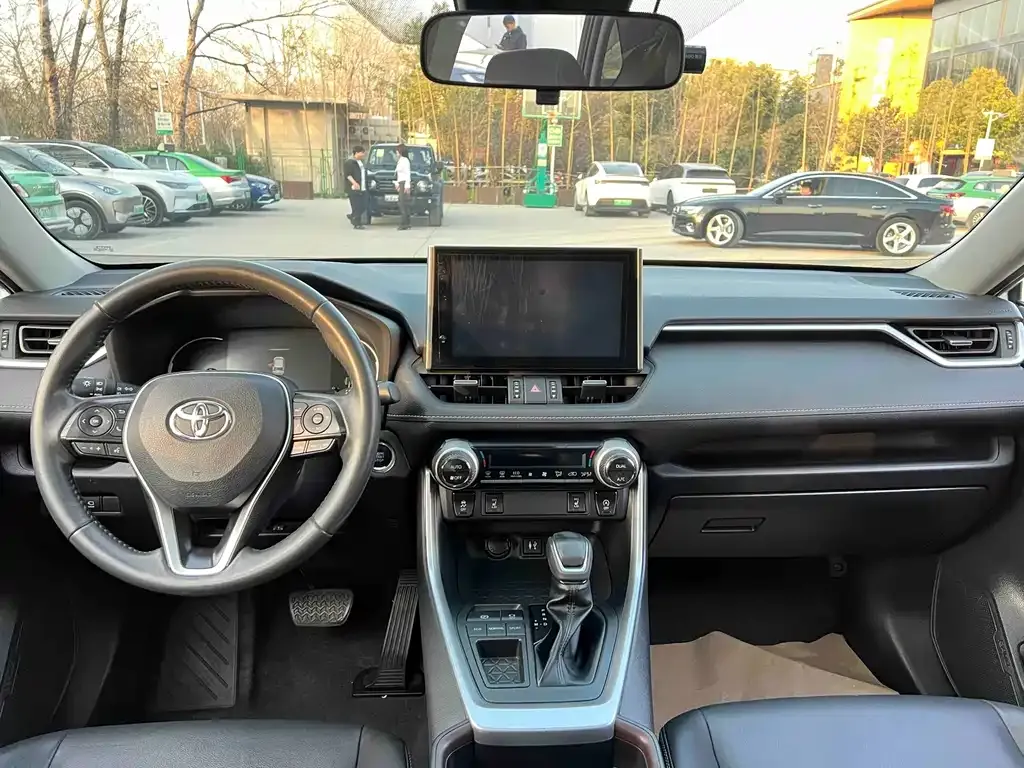 Toyota RAV4 — фото 6