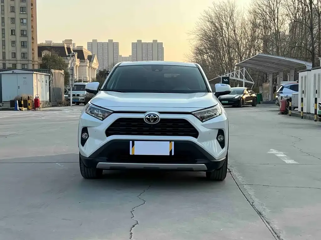 Toyota RAV4 — фото 5