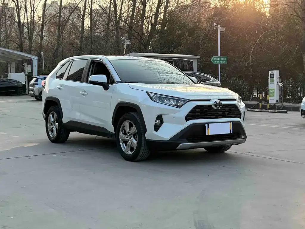 Toyota RAV4 — фото 8