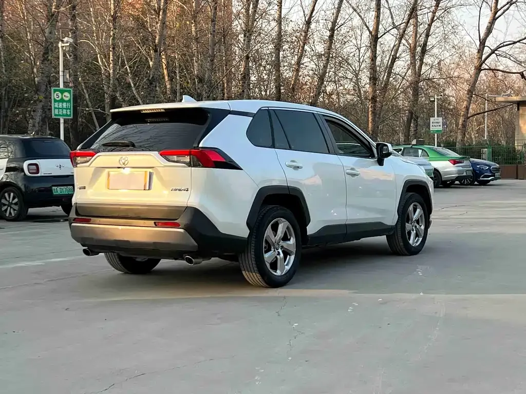 Toyota RAV4 — фото 9
