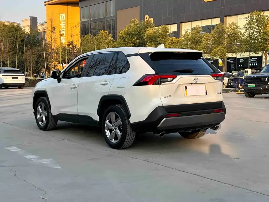 Toyota RAV4 — фото 2