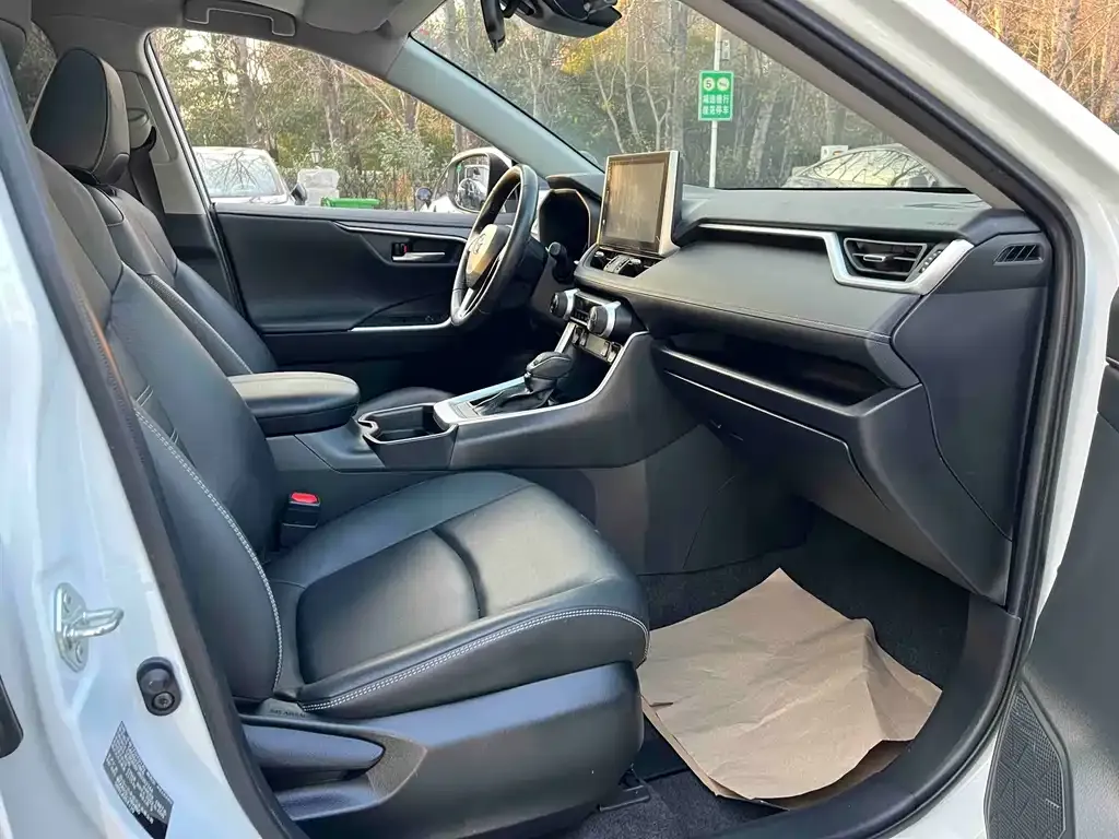 Toyota RAV4 — фото 7