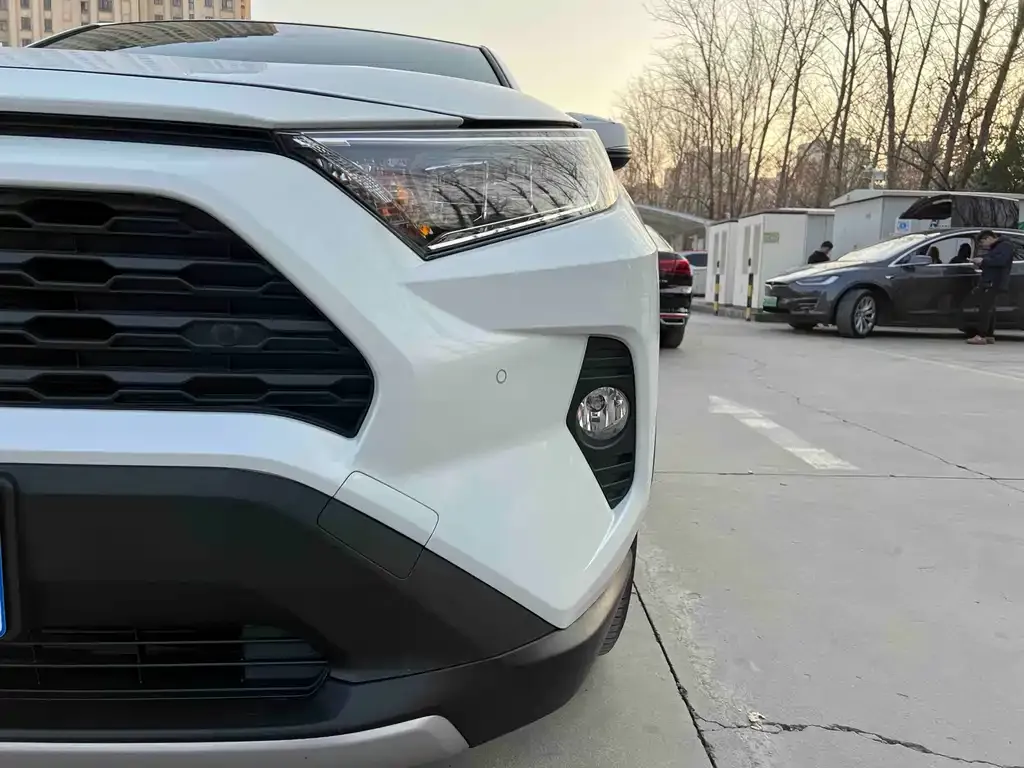 Toyota RAV4 — фото 10