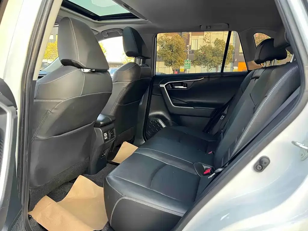 Toyota RAV4 — фото 4