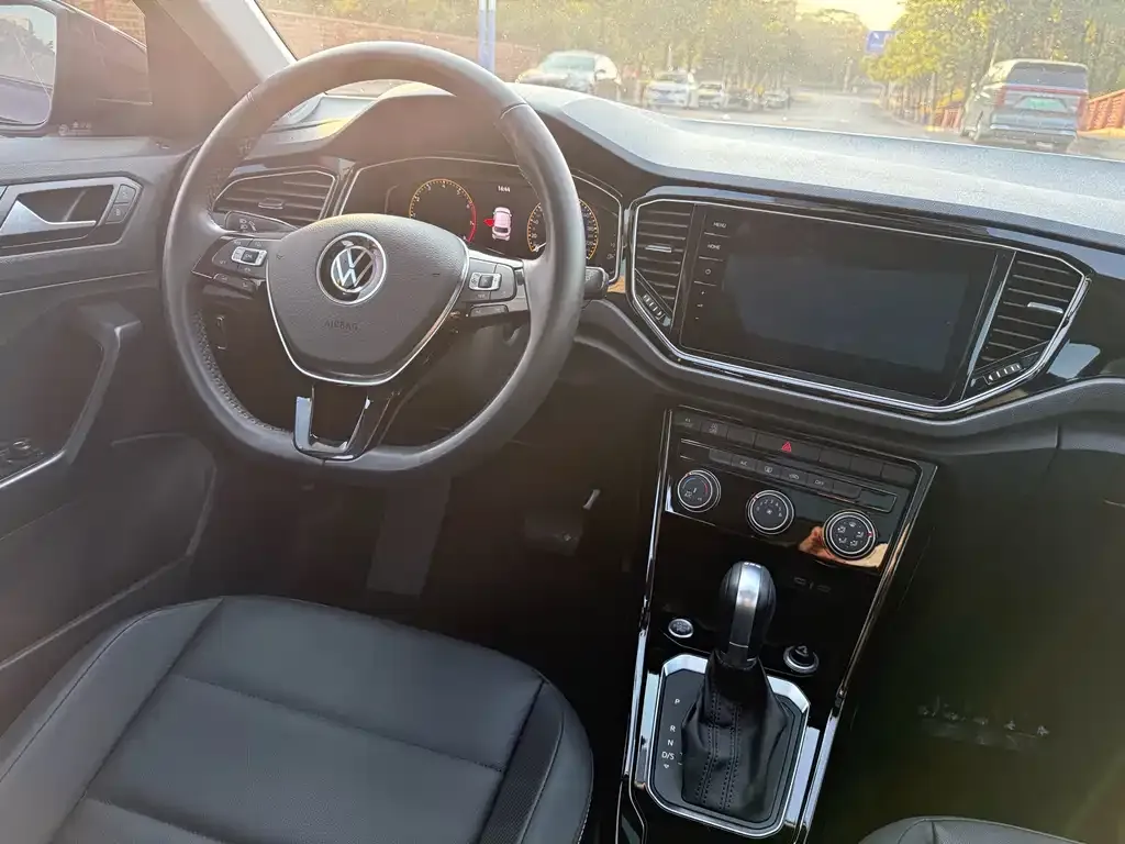 Volkswagen T-Roc — фото 2