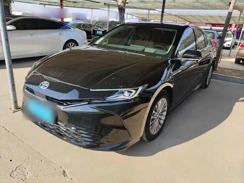 Toyota Camry — фото 1