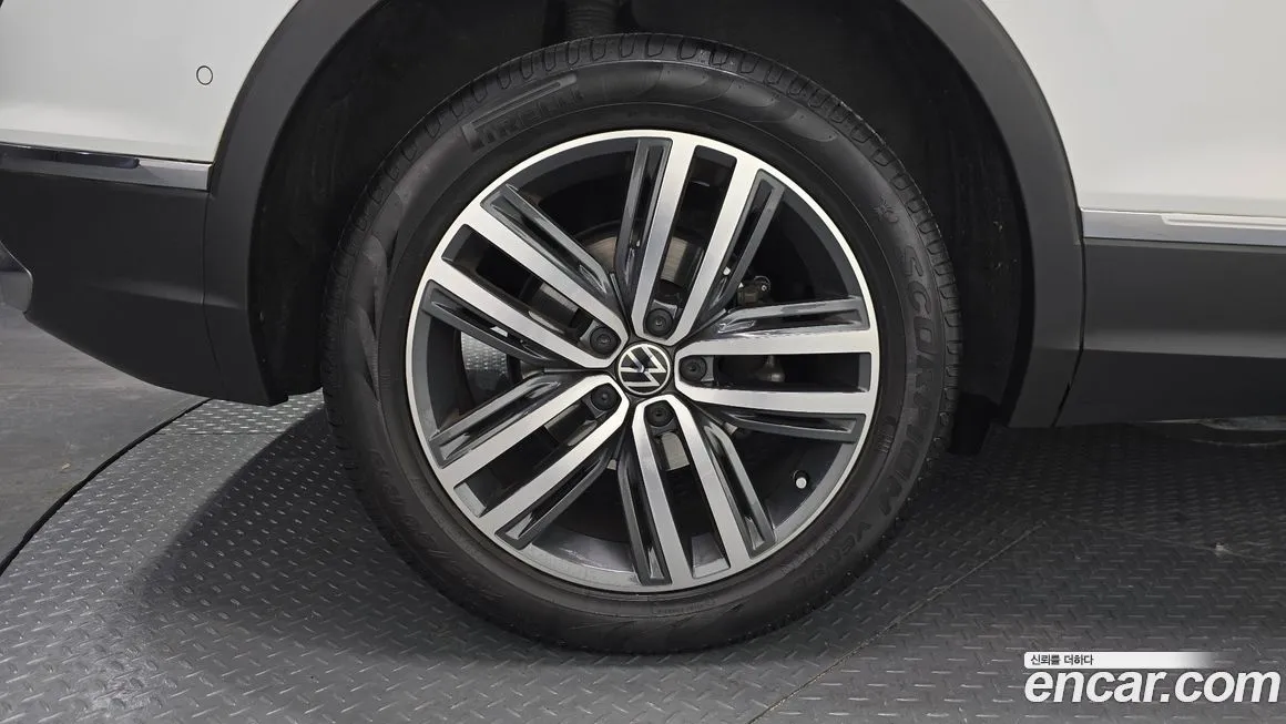 Volkswagen Tiguan — фото 10