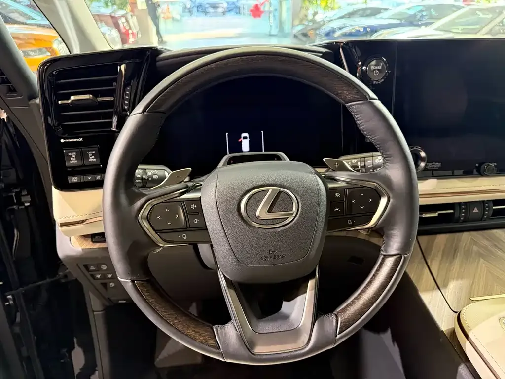 Lexus LM — фото 6