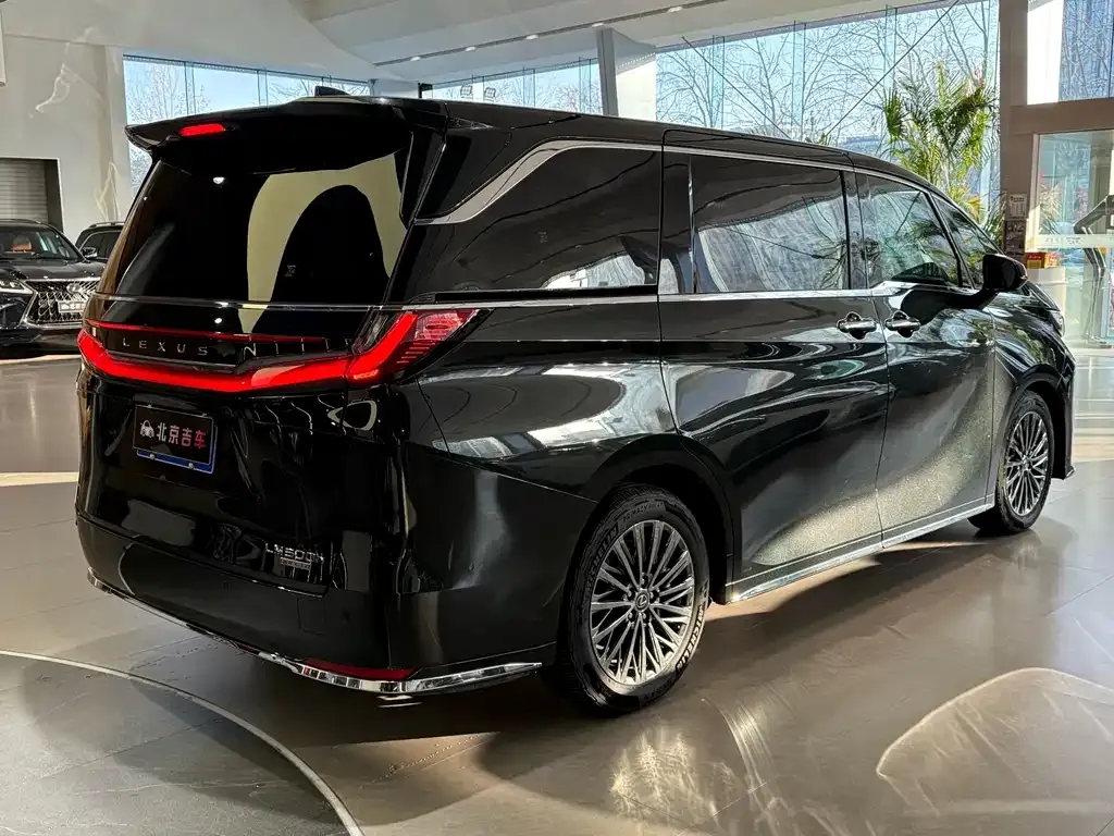 Lexus LM — фото 10