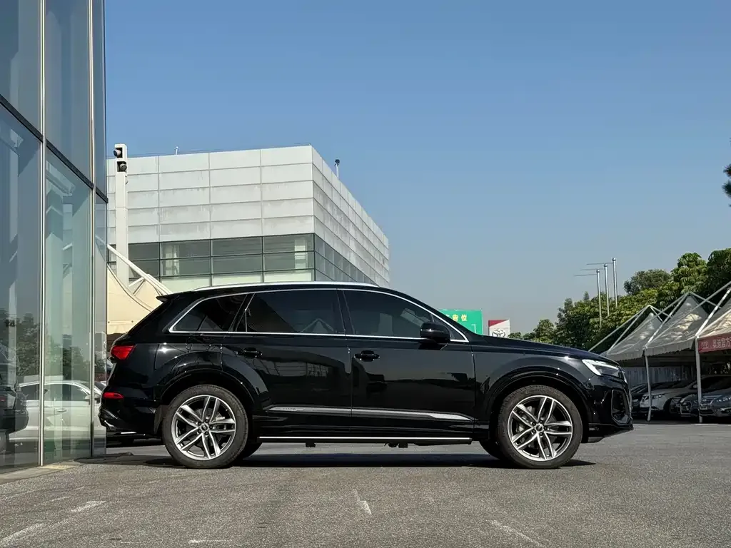 Audi Q7 2025 из CN, фото 4