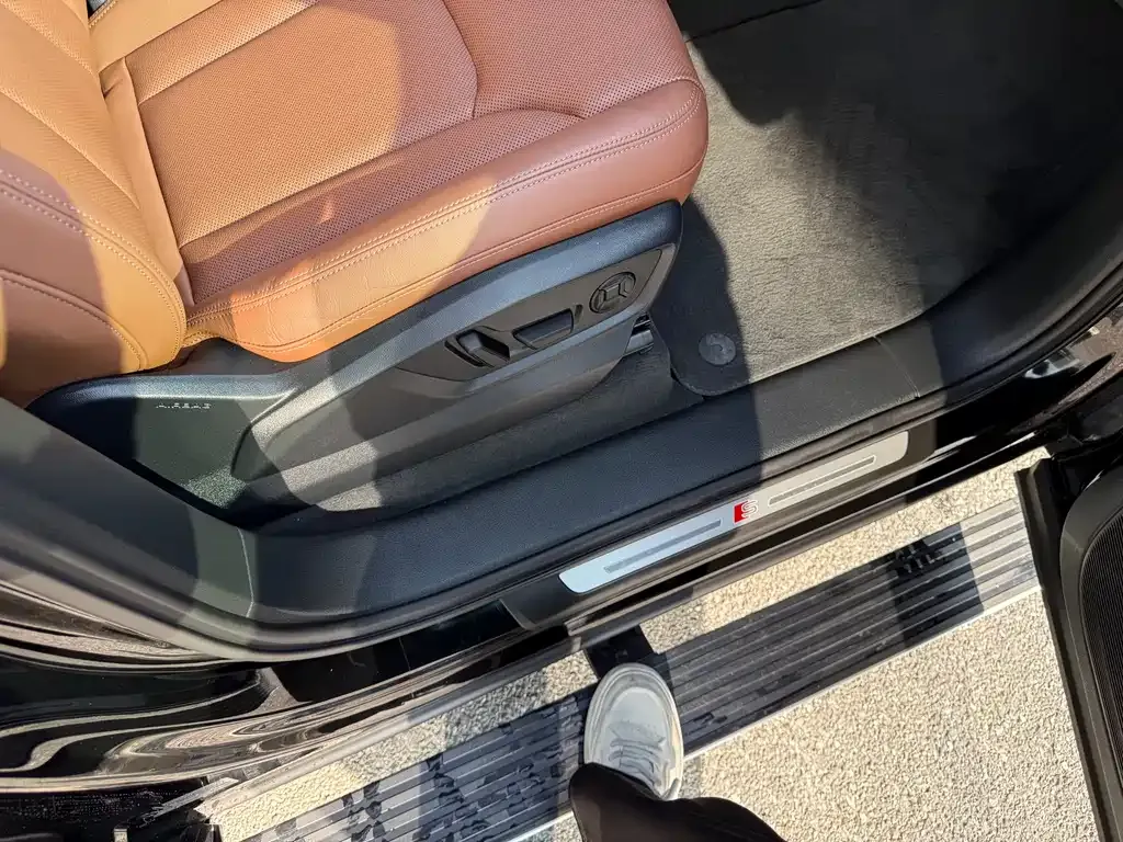 Audi Q7 2025 из CN, фото 9