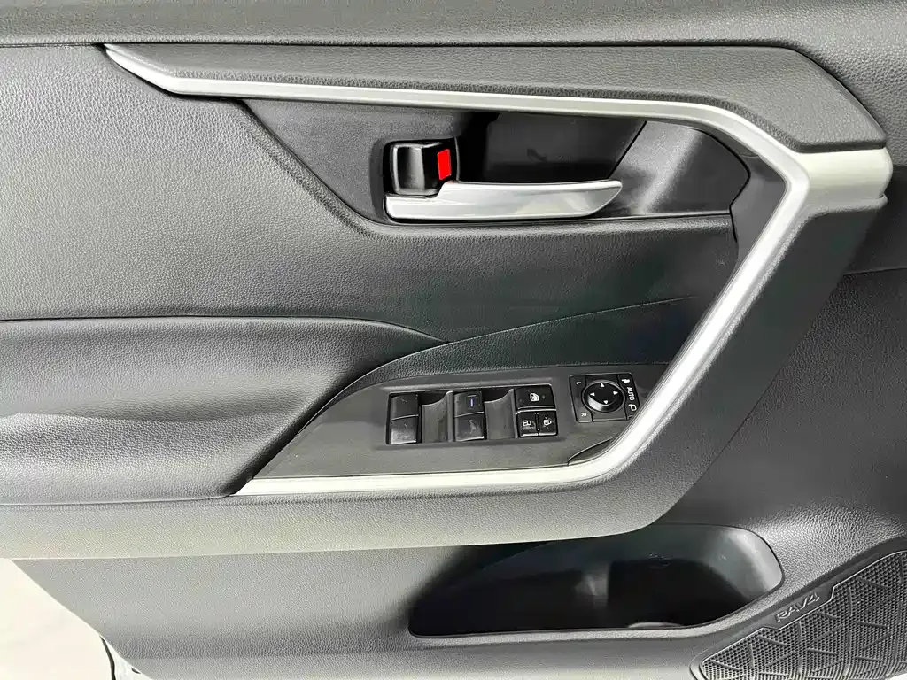 Toyota RAV4 — фото 10