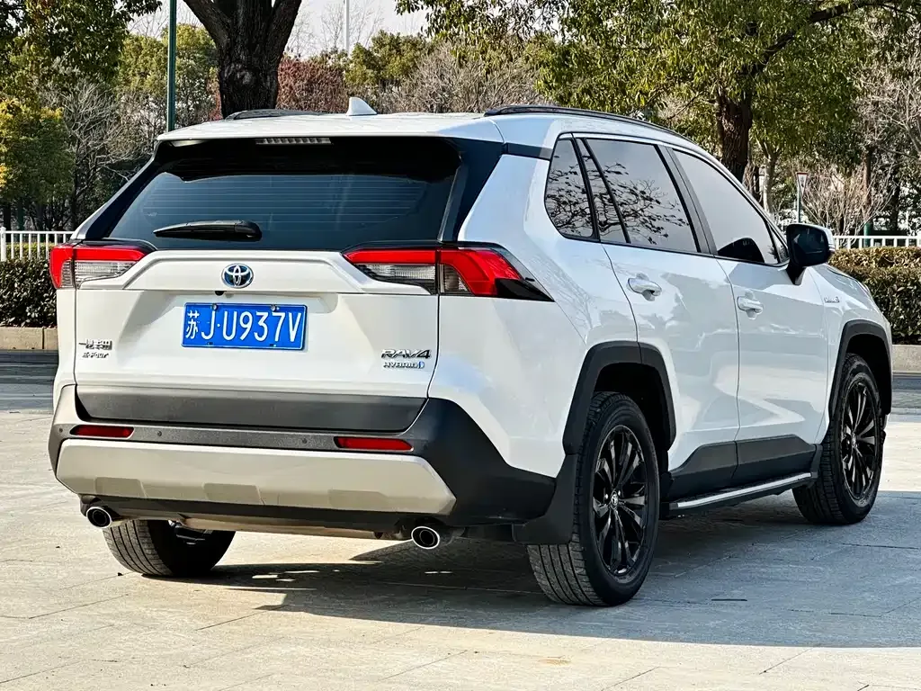 Toyota RAV4 — фото 5