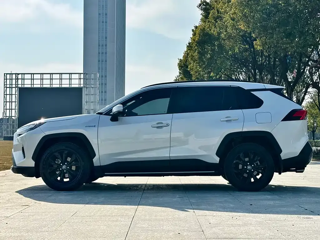 Toyota RAV4 — фото 10