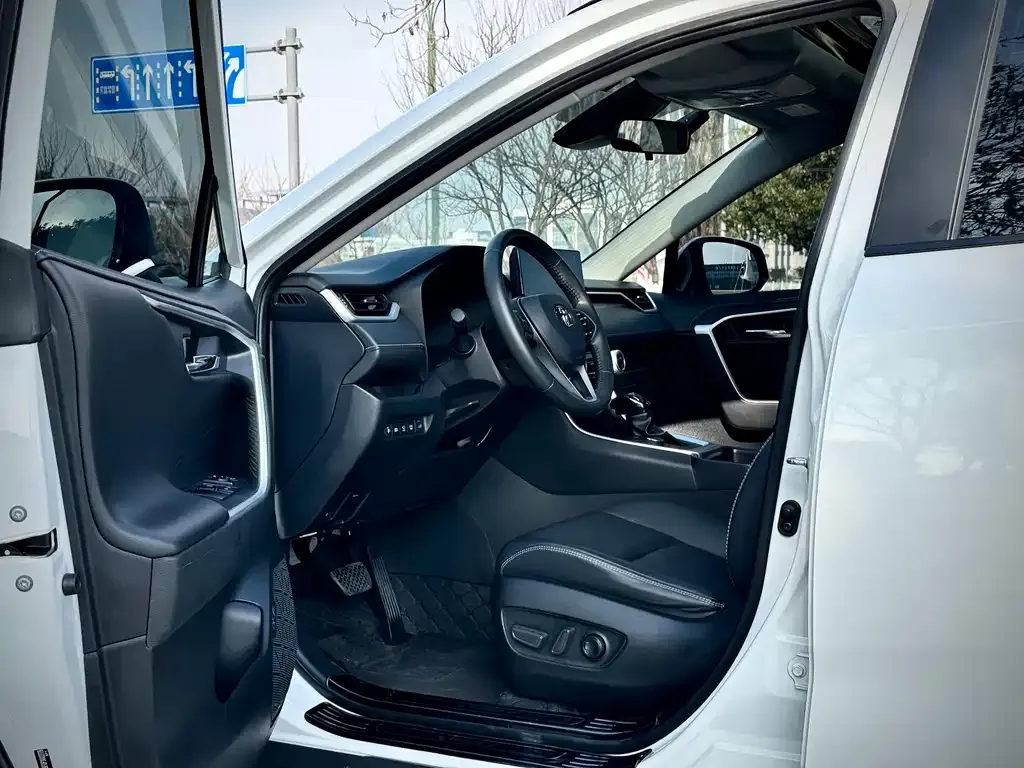 Toyota RAV4 — фото 4