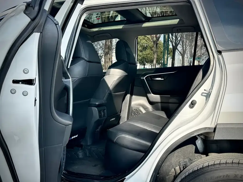 Toyota RAV4 — фото 3