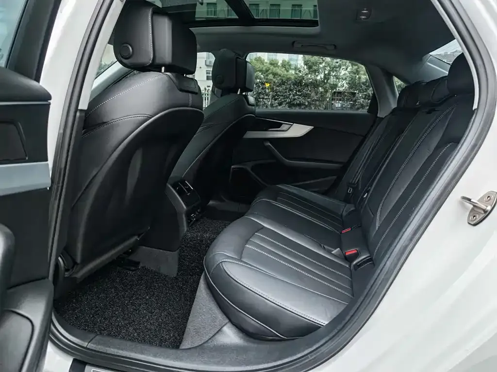Audi A4L 2023 из CN, фото 5