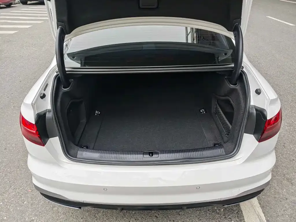 Audi A4L 2023 из CN, фото 6