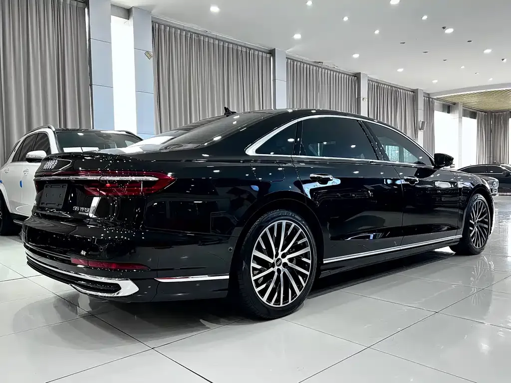 Audi A8 — фото 2