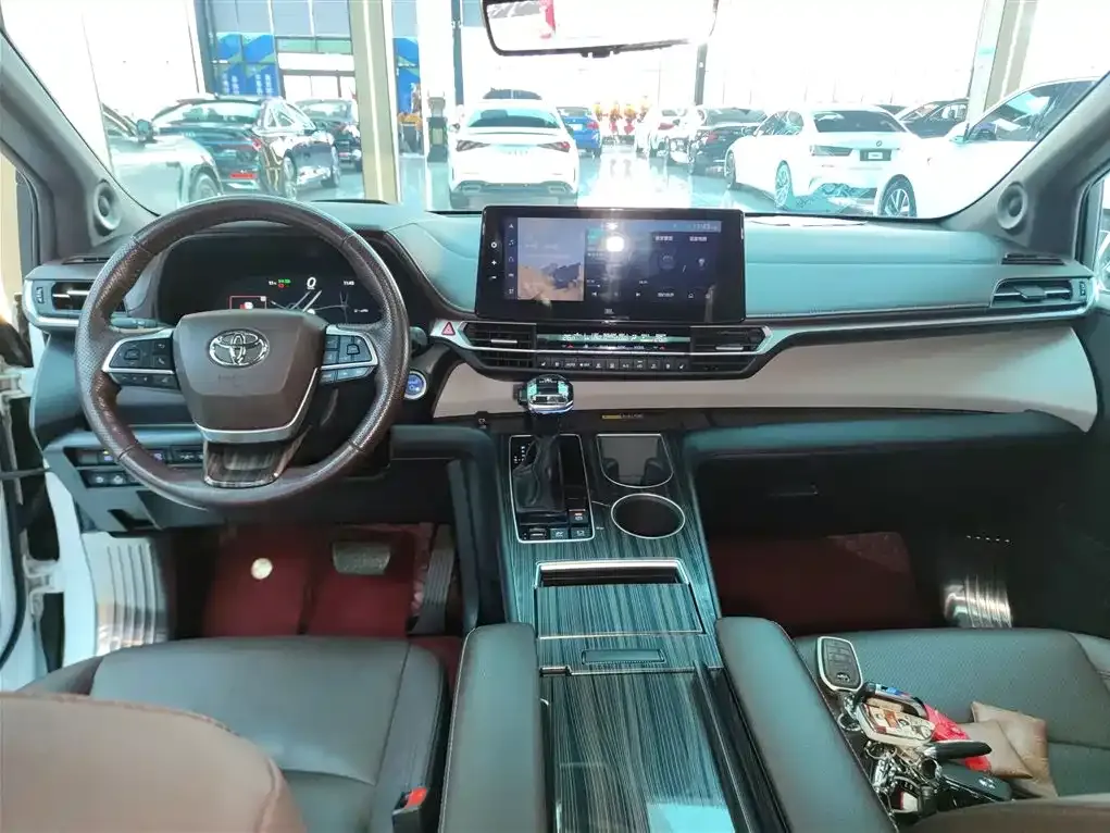 Toyota Granvia 2023 из CN, фото 4